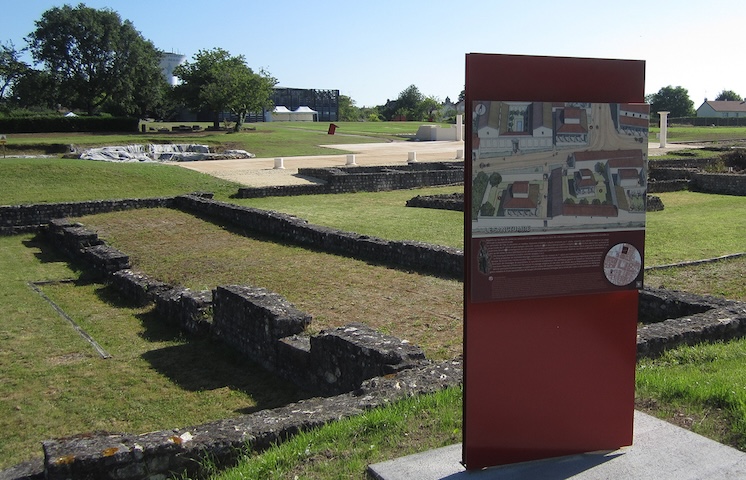 Vue d'Argentomagus, au 1r plan le sanctuaire, puis le forum et au fond, le musée.